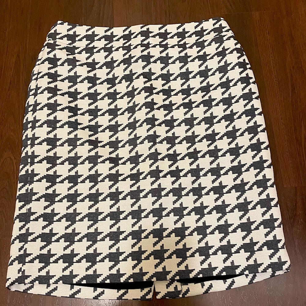 Black and White Houndstooth Skirt, Size 8, Banana Republic